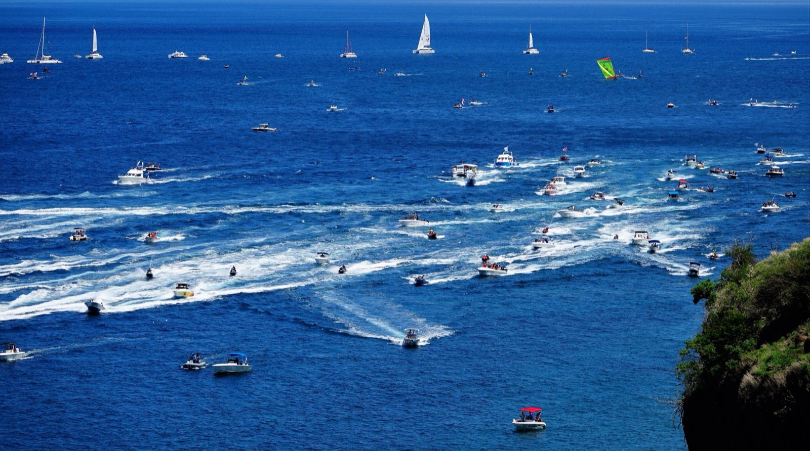 La flottille des bateaux accompagnateurs suivant la yole de tête pendant le Tour