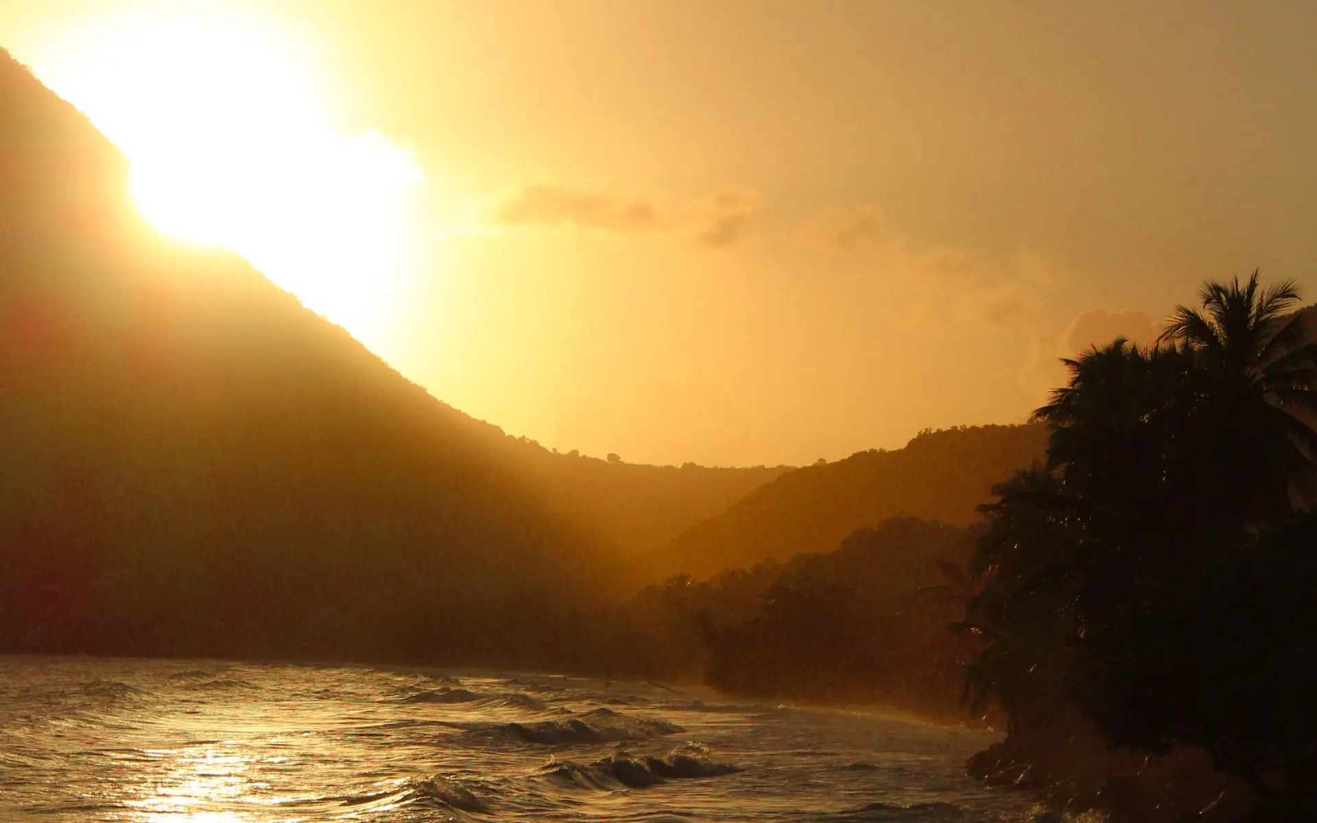 Coucher de soleil doré sur une anse de la côte sud de la Martinique