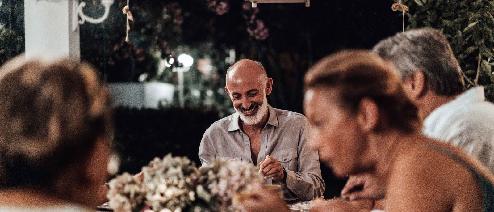 Grande tablée du soir en extérieur : plusieurs générations réunies autour du dîner